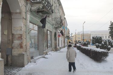 Gyászlobogók Kézdivásárhely főterén december elsején. A szerző felvétele