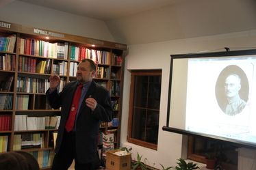 Szekeres Attila István a címerművészről mesél. Albert Levente felvétele