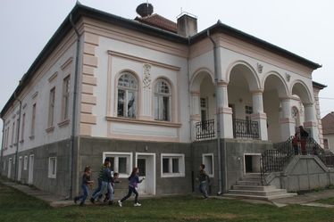 Az iskolának otthont adó Hoffmann-kúria. Albert Levente archív felvétele