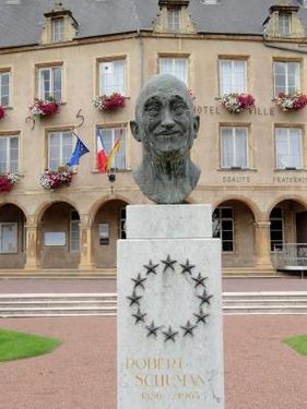 Robert Schuman szobra Thionville-ben