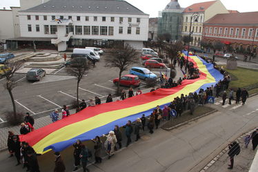 Óriászászlóval vonultak fel