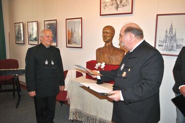 Beke Ernő (jobbról) emléklapot nyújt át Orbán Imrének