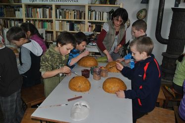 Álarcokat festenek. A szerző felvétele