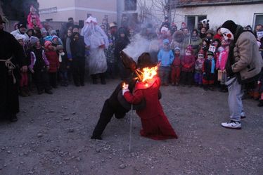 Elégették a bábukat. Albert Levente felvétele