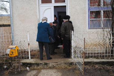 Csak hosszas sorban állás után kapták meg nyugdíjukat a lemhényiek. A szerző felvétele