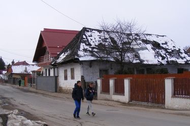 A régi épület veszélyezteti a járókelőket, főként az iskolásokat. A szerző felvétele