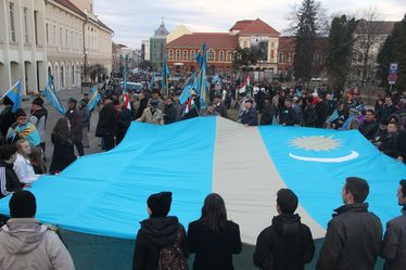 Tüntetők a prefektúra előtt. Albert Levente felvétele