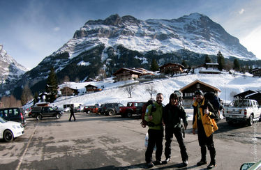 A csapat indulás előtt, háttérben az Eiger – balról jobbra: Előd, Endre és Levi