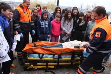 Mentősök tartanak bemutatót az Ady Endre Általános Iskolában. Albert Levente felvétele
