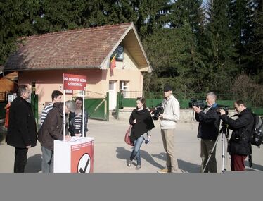 A szívkórház előtt írták alá múlt héten az első íveket. A szerző felvétele