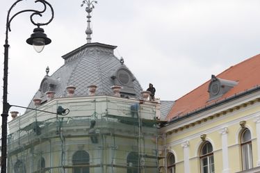 Már a homlokzatot igazítják
