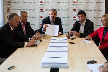 Egy asztalnál a három megyei pártelnök