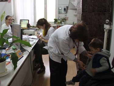 Dr. Seres Lucia beteget vizsgál rendelőjében. Albert Levente felvétele