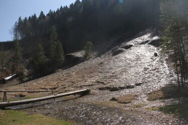 A völgybe érkező vízesés