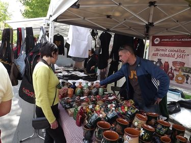 Sokan felkeresték a viszkis asztalát a vásárban.  A  szerző felvétele