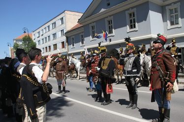 Huszártoborzó Sepsiszentgyörgyön a Lábas Ház előtt. Albert Levente felvétele