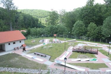 Üresen áll a vadonatúj minigolfpálya, lakat az ajtaján
