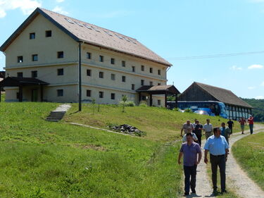 A régi magtár, ahol a terápiás otthon működik. A szerző felvétele