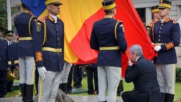 Gabriel Oprea megcsókolja a zászlót