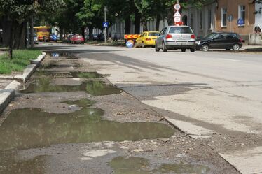 A Kós Károly utca középső szakasza – gödör gödör hátán. Albert Levente felvételei