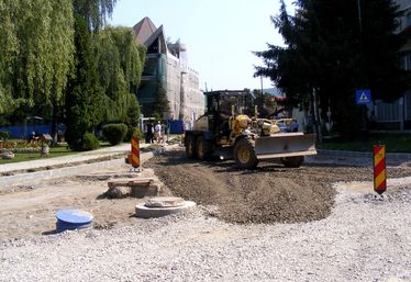 Útgyaluval egyengetik a zúzott követ. A szerző felvétele