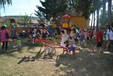 A gyerekek már avató előtt elfoglalták a játszóteret. A szerző felvétele