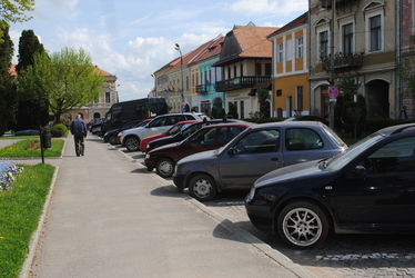 Amióta nem kell fizetni, nehéz üres parkolóhelyet találni Kézdivásárhely főterén. A szerző felvétele