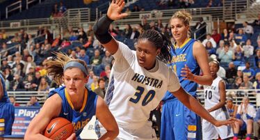 Shante Evans (középen)