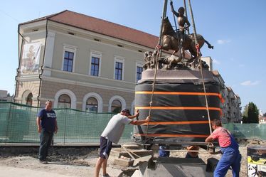 Pár méterrel elköltöztették a Magma előtti Szent György-szobrot. Albert Levente felvétele