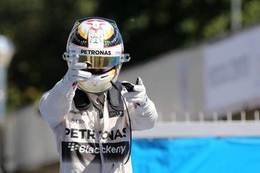 Hamilton örül az újabb győzelemnek