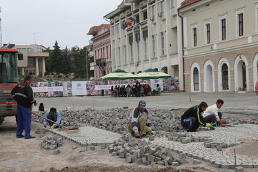 Szapora ütemben küszül a Főtér új burkolata. Albert Levente felvétele