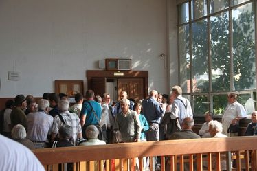Nemzeti fohászunk védelmében sokan összegyűltek a sepsiszentgyörgyi törvényszéken. Albert Levente felvétele