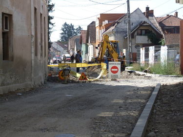 A Vasút utcában a vízvezetékcsere után sem aszfaltoztak. A szerző felvétele
