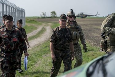 Benkő Tibor vezérkari főnök a hármas határnál, Kübekházánál, a magyar–román határon építendő kerítés előkészítéséről is tájékozódott. Fotó: MTI
