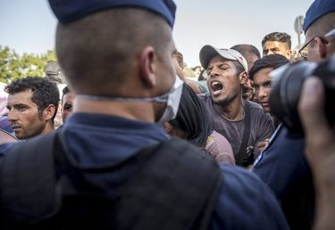 Horvát busszal érkezett illegális bevándorlók várakoznak Beremenden, a magyar–horvát határátkelőnél. FOTÓ: MTI/MOHAI BALÁZS