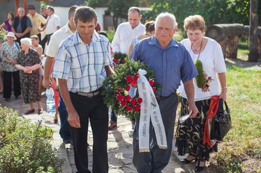 Koszorút helyeznek el Erdélyi Lajos kopjafájánál. Fotó: Kocsis B. János