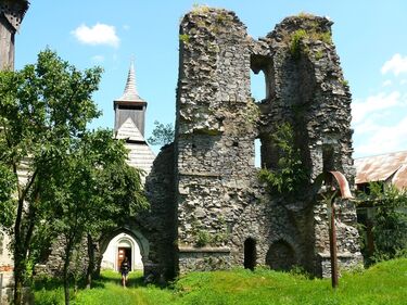 A templomrom nyugatról, háttérben a görögkatolikus templom