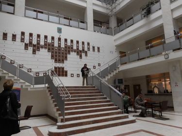Fekete Zsolt mesét olvas a pénzügyi hivatalban. A szerző felvétele