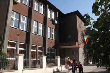 Kétnyelvű feliratra vár a sepsiszentgyörgyi Brâncuși-szaklíceum. Albert Levente felvétele