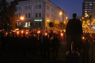 A Székely Mikó Kollégium előtt a fáklyások