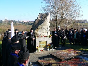 Főhajtás a barcaföldvári emlékműnél. Szekeres Attila felvétele
