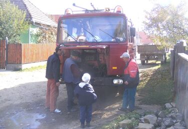  A tűzoltóautók javítását is az önkéntesek végzik. A szerző felvétele