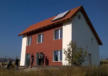 Passzívház-bemutató Sepsiszentgyörgyön – a magas homlokzaton tornácszerű árnyékolót építenek. A szerző felvétele