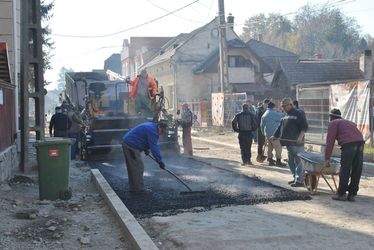 Jó ütemben halad az aszfaltozás. A szerző felvétele