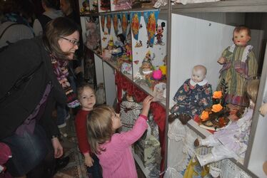 Gyerekek csodálják a porcelánbabákat. A szerző felvétele