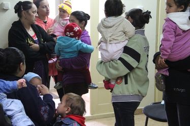 Roma kisgyermekek a sepsiszentgyörgyi Őrkő negyedben. Albert Levente archív felvétele
