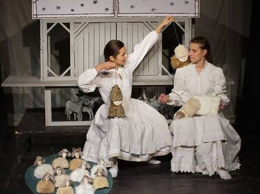 Jelenet Az Ég ölelkezett ím akkor a Földdel... című előadásból. Fotó: Facebook / Cimborák bábszínház