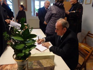Czegő Zoltán dedikál. A szerző felvétele