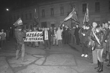 A városi ügyészség előtt. A szerző felvétele