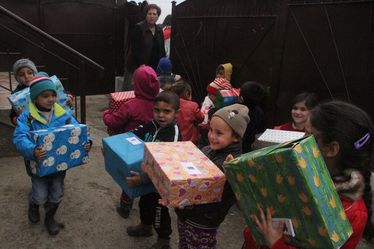 Nagy örömet szereztek az őrkői apróságoknak a méretes ajándékcsomagok. Albert Levente felvétele